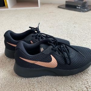 black and gold nike tennis shoes